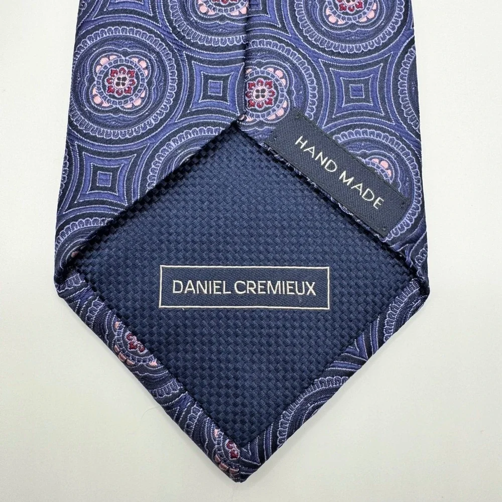 Daniel Cremieux Mens Silk Tie Blue Purple Pink‎ Blue Medallion Geometric Luxury
